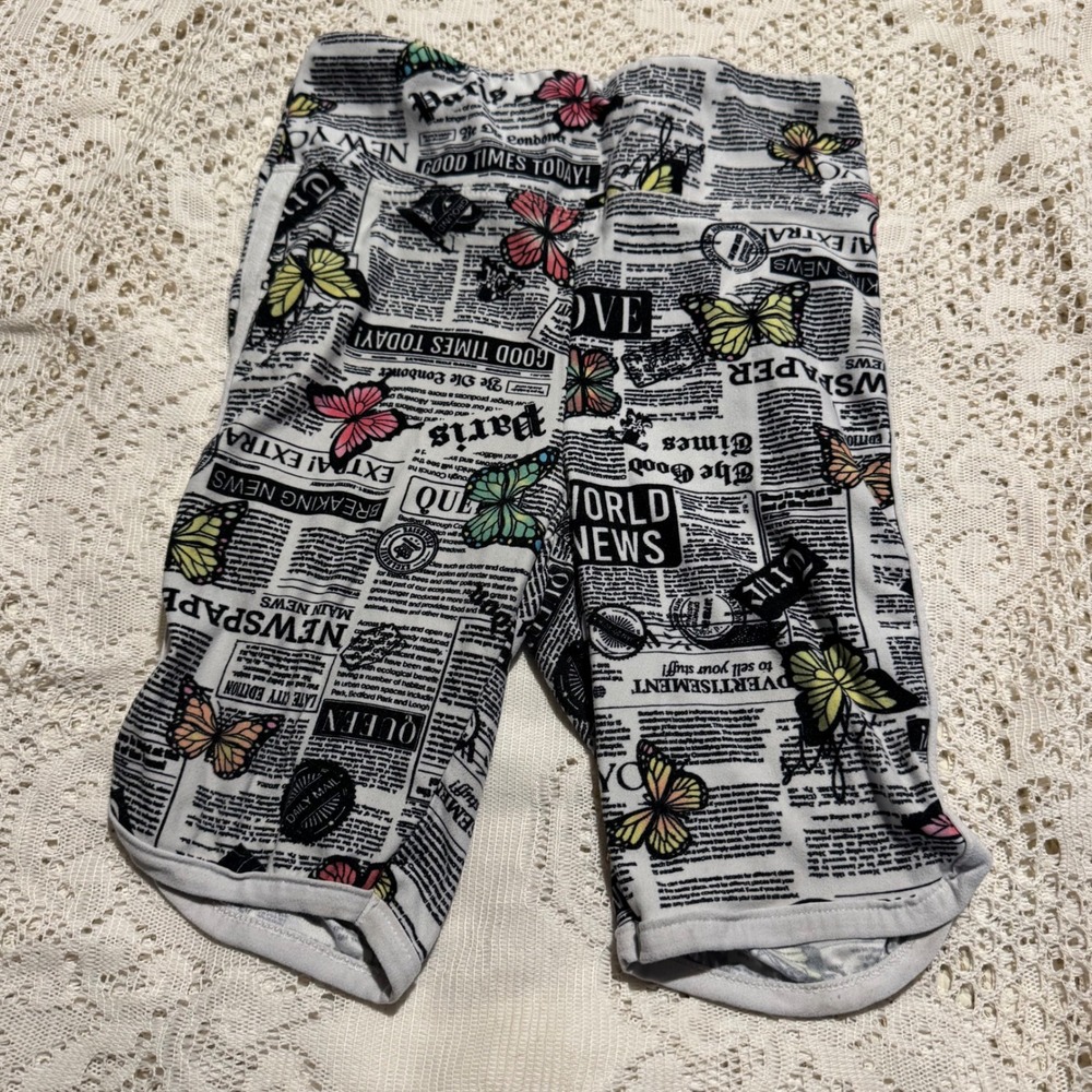 No Boundaries Womens Butterfly Newspaper Print Bike Shorts XS White Black